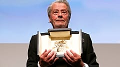 La carrière d'Alain Delon honorée à Cannes, l'acteur en larmes