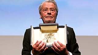 La carrière d'Alain Delon honorée à Cannes, l'acteur en larmes