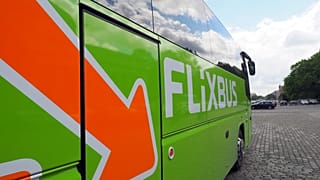 Schweres Busunglück bei Leipzig: Ein Toter und 74 Verletzte 