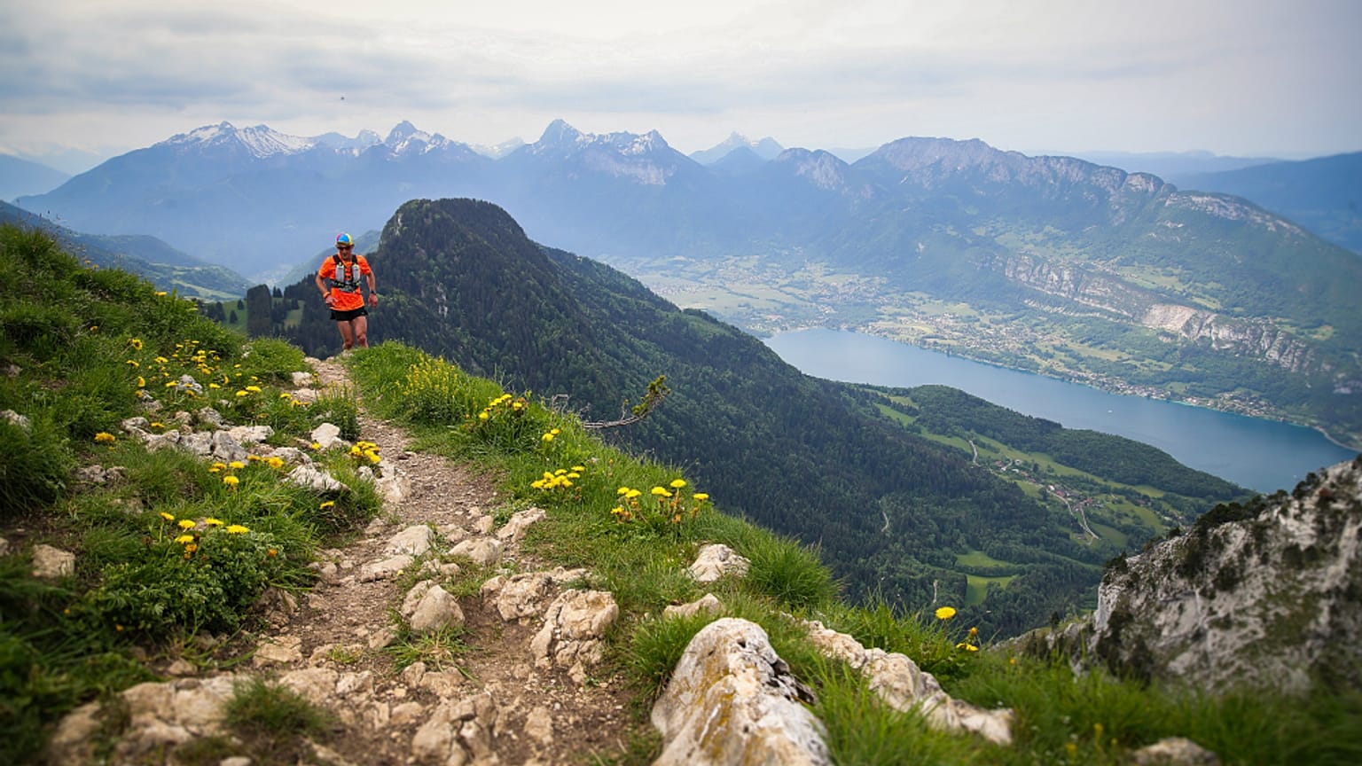 Venha correr pelos Alpes à volta do Lago de Annecy