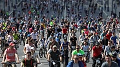 Moscow bicycle festival brings out 40,000 cyclists 