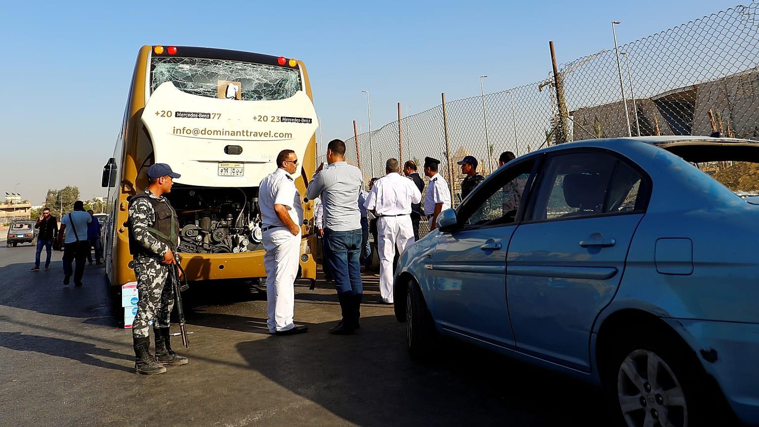 قوات الأمن المصرية في موقع حافلة سياحية تعرضت لحادث تفجير في الجيزة