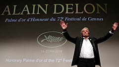 Cannes Film Festivali'nde onur ödülü alan Alain Delon’a feminist derneklerden tepki