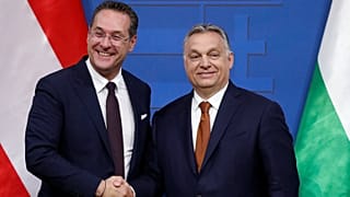 Orbán Viktor (j) és Heinz-Christian Strache (b) kezet fog