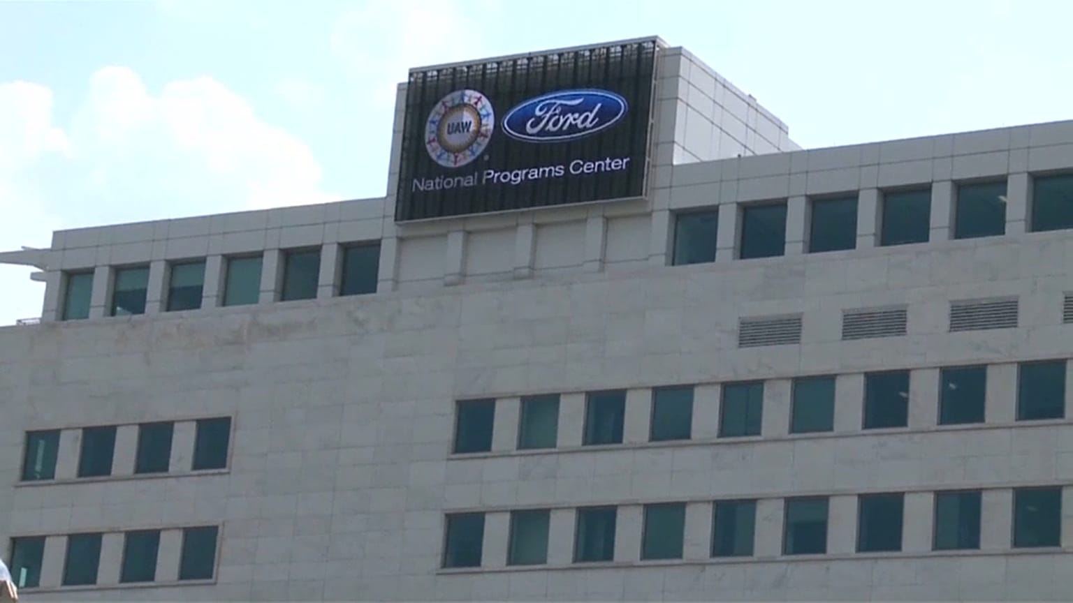 7000 embert küld el a Ford