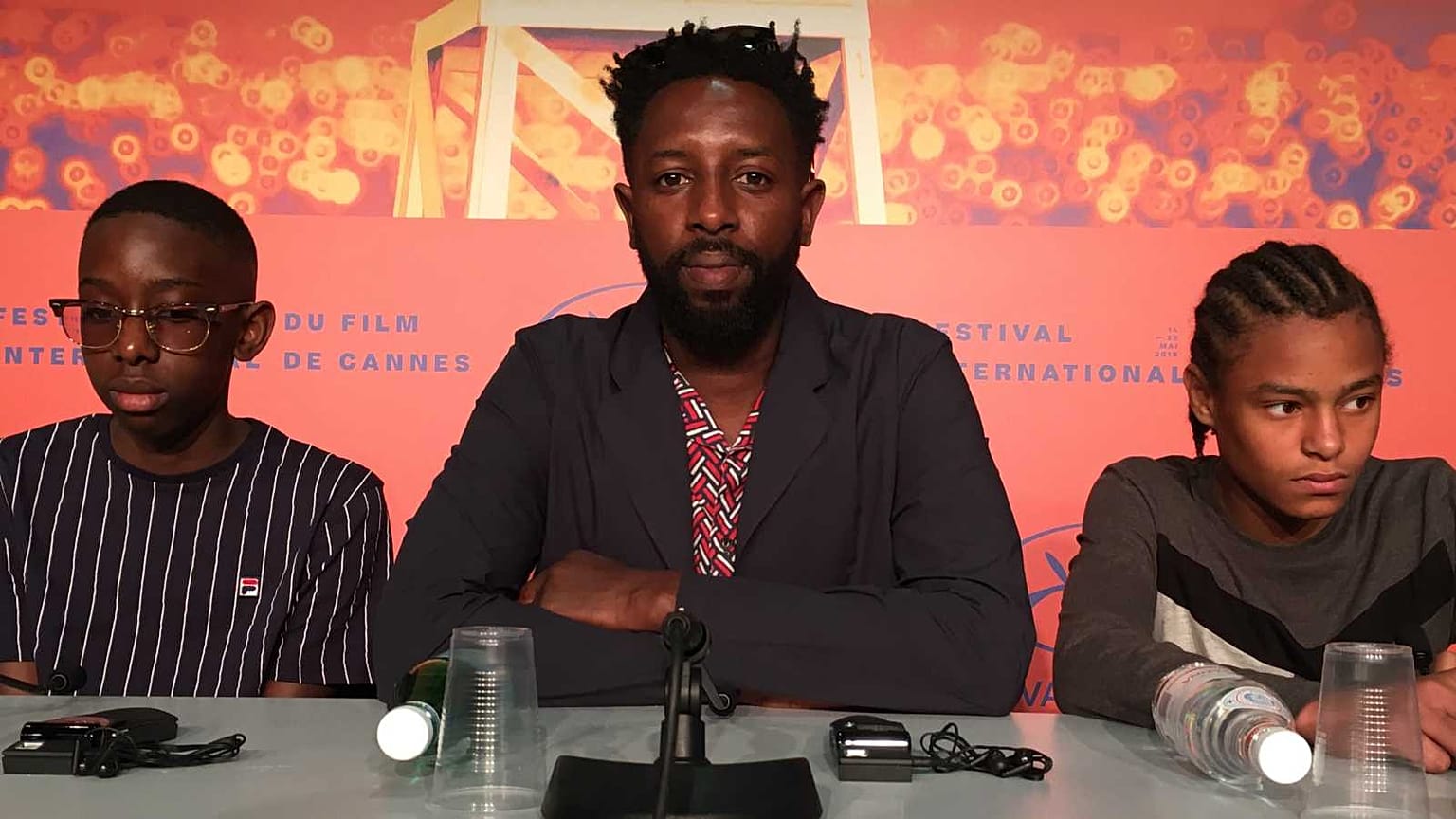 Ladj Ly, entouré de Al-Hassan Ly et Issa Perica, acteurs du film 