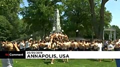 La scalata dell'obelisco, il rito dell'Accademia Navale Usa