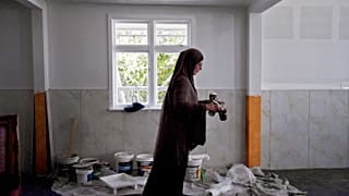 امرأة تعمل على تنظيف مسجد لنوود في كرايستشيرش في نيوزيلندا 
