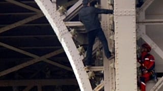 На Эйфелеву башню взобрался россиянин