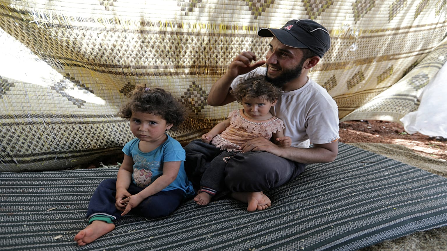 السوري علي الأحمد وأطفاله 