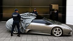 Meksika polisi satışa çıkarılan Lamborghini Murcielago'yu gösteriyor
