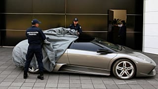 Meksika polisi satışa çıkarılan Lamborghini Murcielago'yu gösteriyor