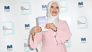 رواية "سيدات القمر" للعمانية جوخة الحارثي تخطف جائزة مان بوكر 2019