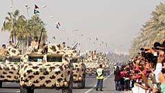 دبابات تابعة للجيش القطري خلال عرض عسكري احتفالا باليوم الوطني القطري