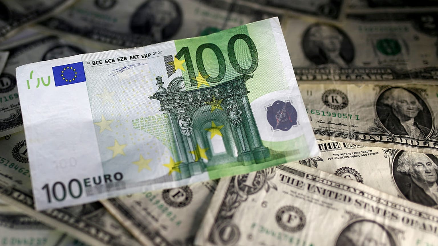توقف روند کاهش قیمت دلار؛ یورو از مرز ۱۶ هزارتومان گذشت