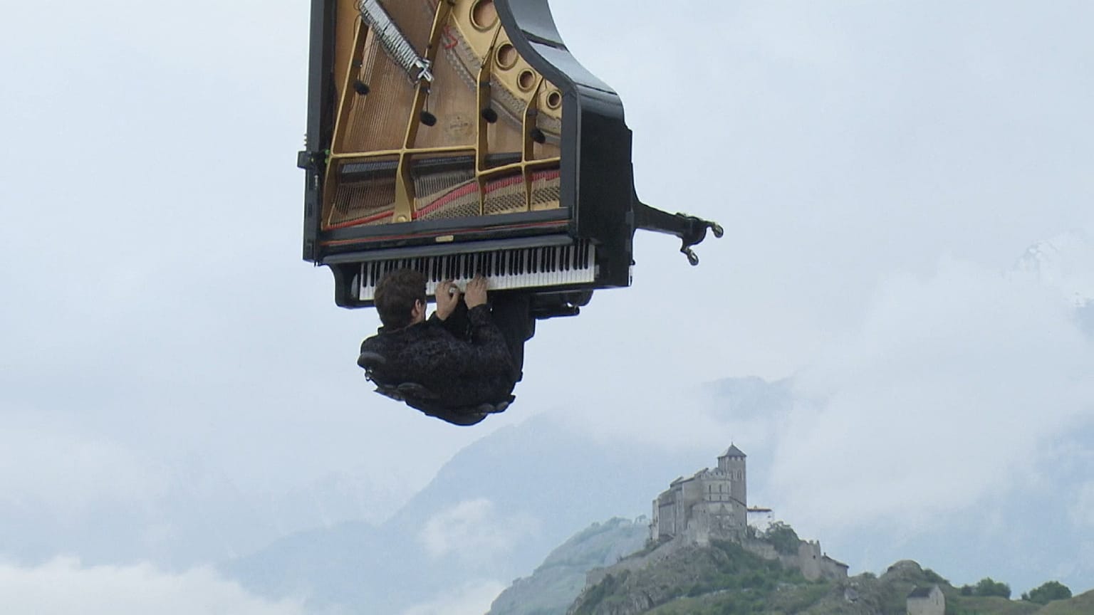 Er spielt Klavier - 7 Meter über der Erde hängend