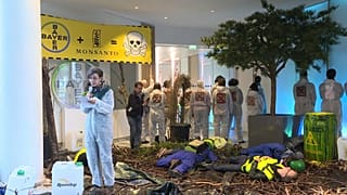Protesto na sede da Bayer-Monsanto em Paris