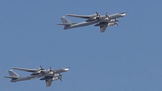 قاذفتان روسيتان من نوع tu-95 في عرض جوي في روسيا