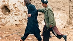  جون ليند بعد القبض عليه مع أعضاء في القاعدة بالقرب من مزار شريف عام 2001