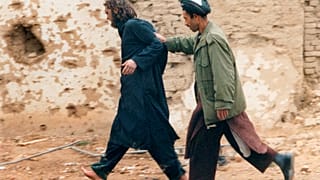 جون ليند بعد القبض عليه مع أعضاء في القاعدة بالقرب من مزار شريف عام 2001