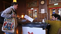 EP-választás: a hollandok és a britek már voksolnak
