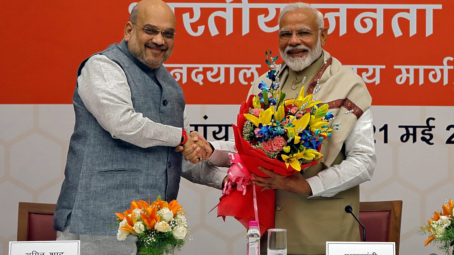 M. Modi, serre la main du président du BJP, Amit Shah, lors d'une cérémonie