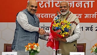 M. Modi, serre la main du président du BJP, Amit Shah, lors d'une cérémonie