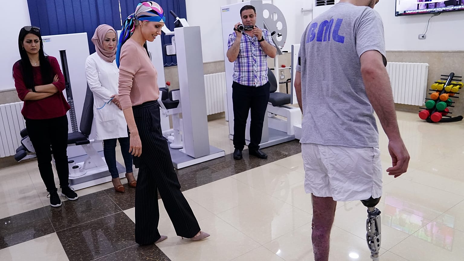 شاهد: أسماء الأسد في ظهور جديد..تزور مركزاً لتركيب الأطراف الصناعية في حماة