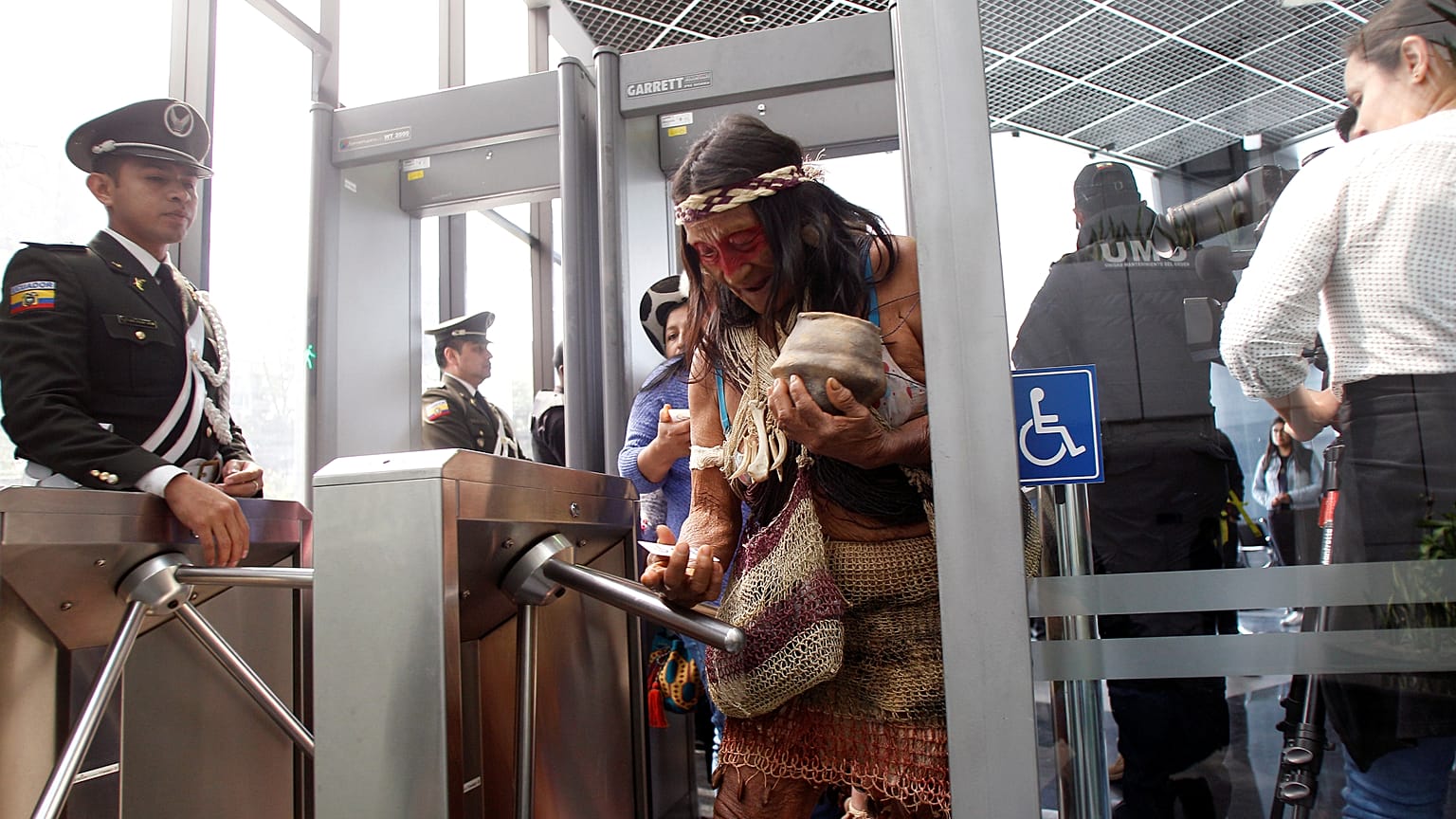 Miembros de la comunidad Waorani entrando al Palacio de Justicia de Quito
