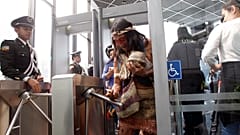 Miembros de la comunidad Waorani entrando al Palacio de Justicia de Quito