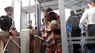 Miembros de la comunidad Waorani entrando al Palacio de Justicia de Quito