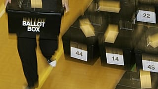 Ευρωεκλογές: Στις κάλπες Τσέχοι και Ιρλανδοί