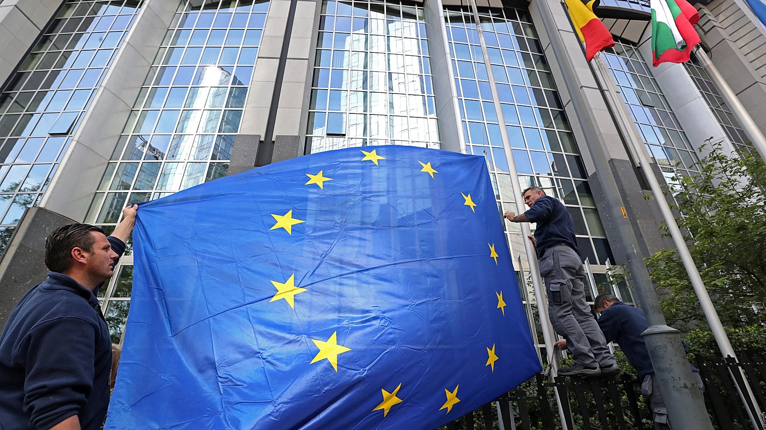 Arbeiter richten EU-Flagge am Parlament in Brüssel