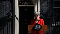 Könnyeivel küzdve mondott le Theresa May brit miniszterelnök