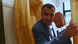 شاهد: عندما يصبح الموت والنعش عنوانا للحملة الانتخابية في اليونان