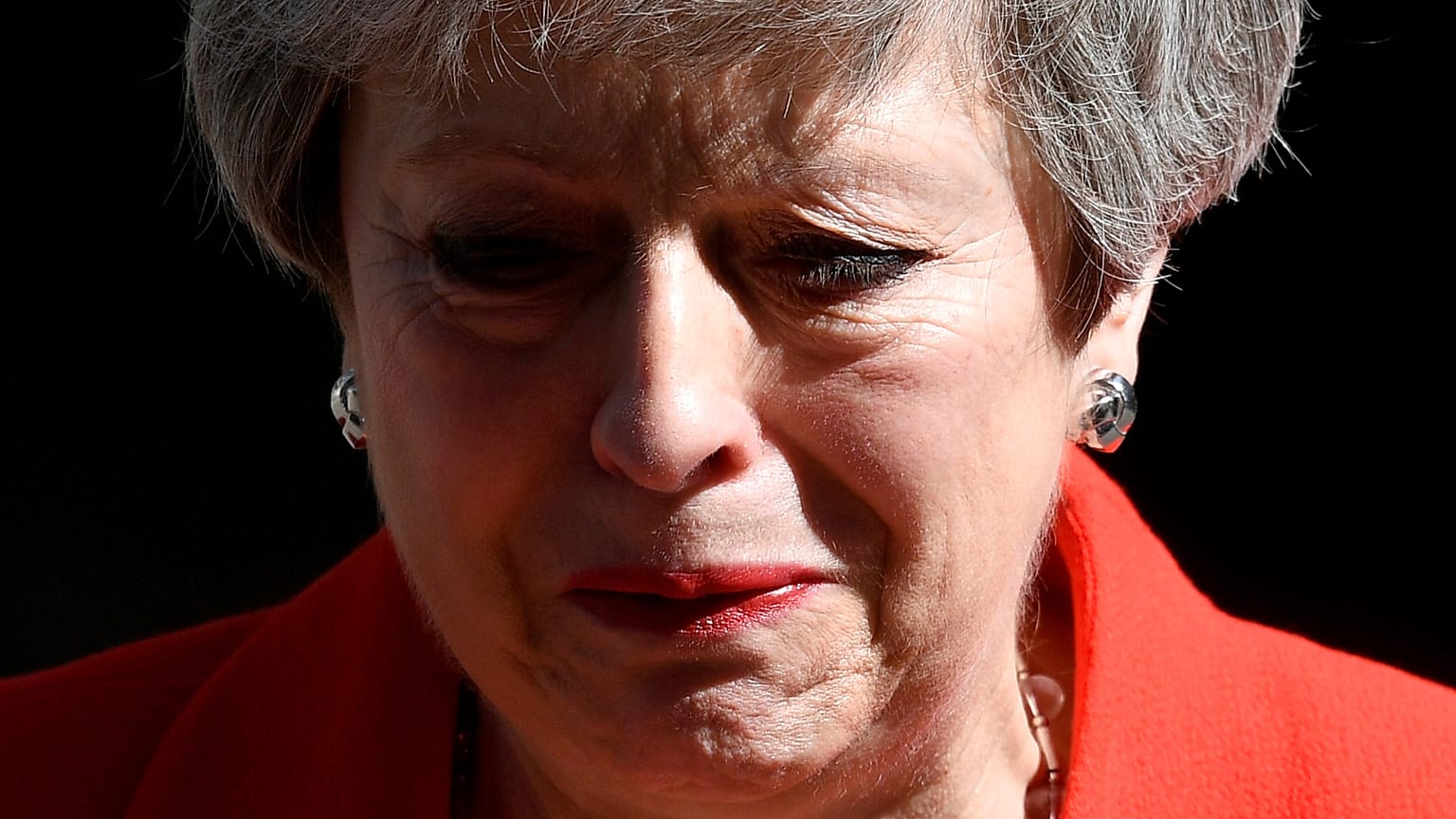 Theresa May könnyes búcsúja