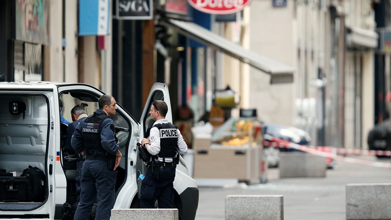Estalla un paquete bomba en el corazón de Lyon