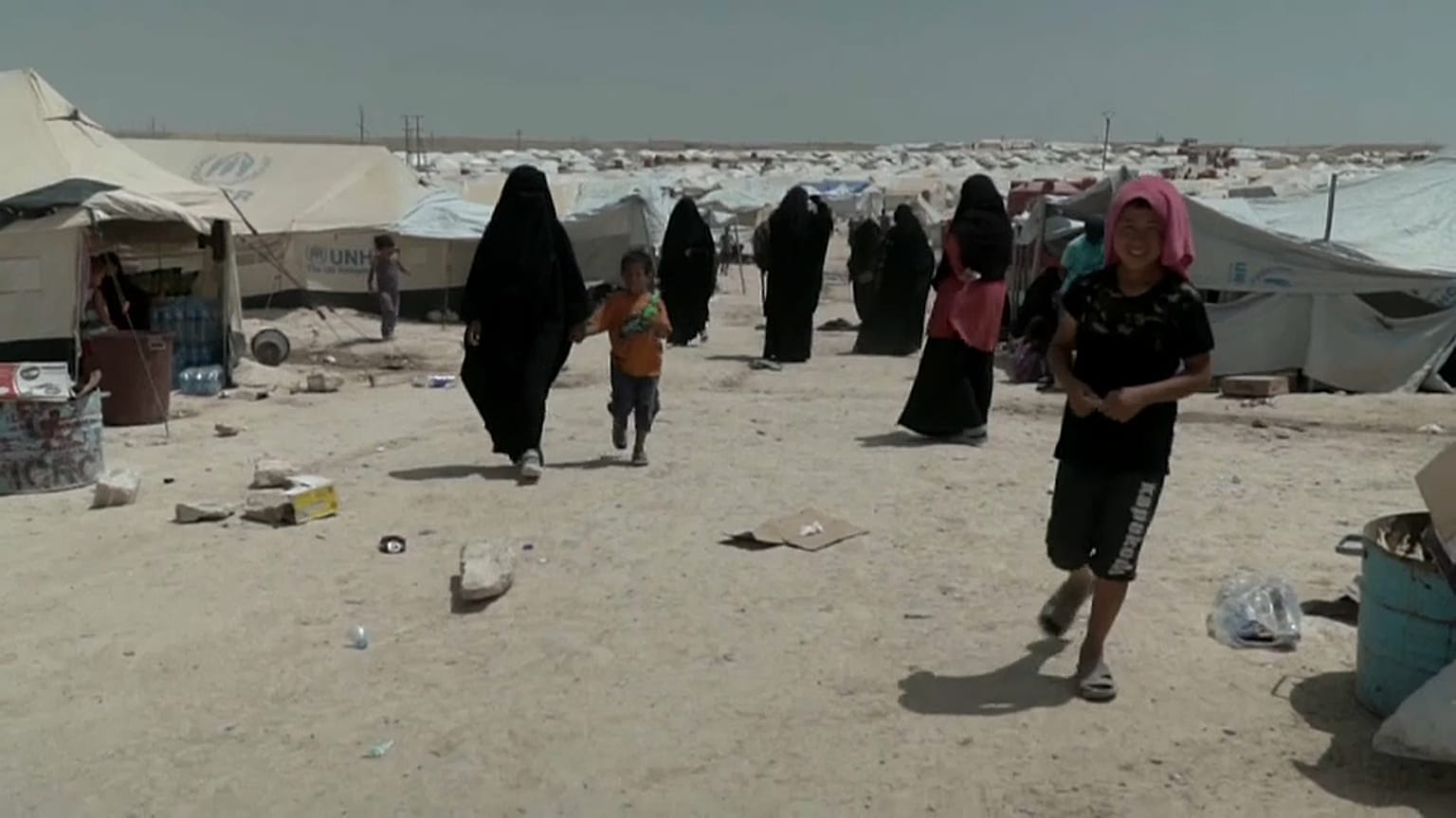 صورة للفنلنديات بمخيم الحول
