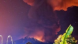 Bali'de yanardağ patladı, Avustralya'ya yapılan uçuşlar iptal edildi