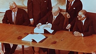 ΕΙΚΟΝΑ ΑΡΧΕΙΟΥ ΑΠΟ ΤΗΝ ΥΠΟΓΡΑΦΗ ΤΗΣ ΣΥΝΘΗΚΗΣ ΠΡΟΣΧΩΡΗΣΗΣ ΤΗΣ ΕΛΛΑΔΑΣ ΣΤΗΝ ΤΟΤΕ ΕΟΚ