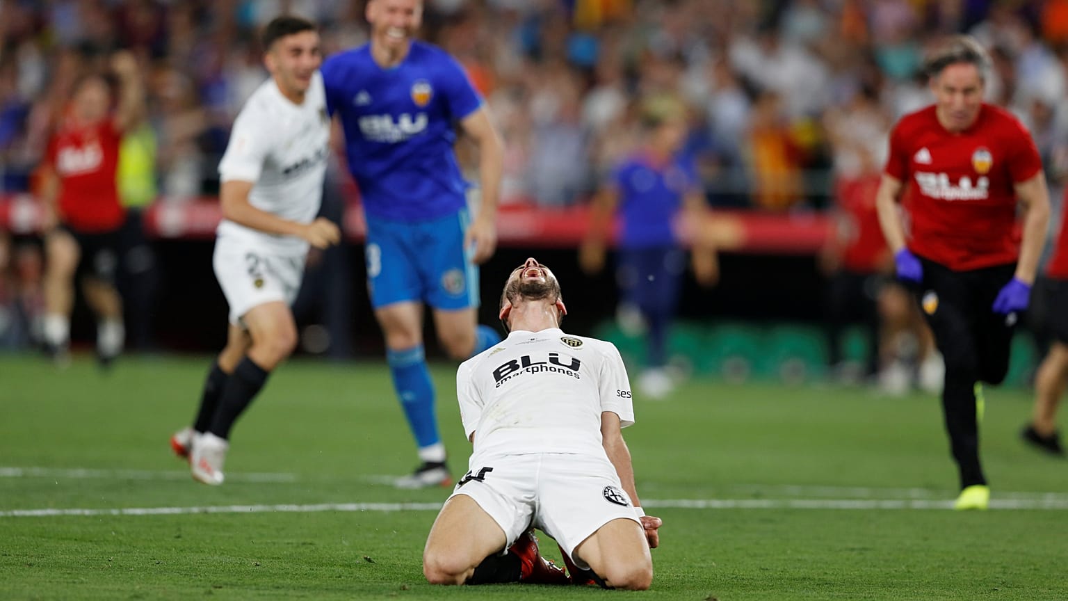 فالنسيا يهزم برشلونة 2-1 في نهائي كأس ملك إسبانيا لكرة القدم