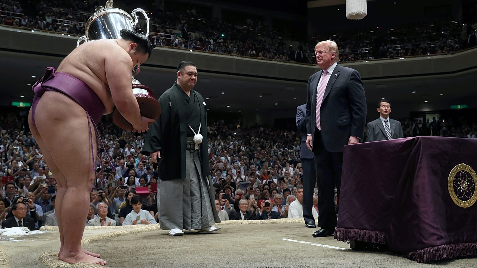 Trump Japánban: burger ebédre, szusi vacsorára