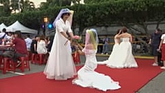 Több száz meleg közös esküvője