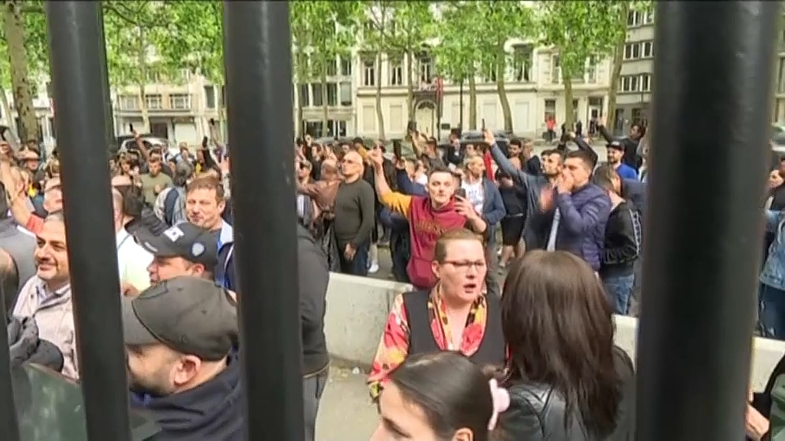 Romenos esperaram horas para votar e não conseguiram