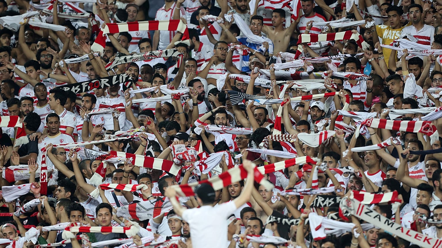 مشجعو نادي الزمالك في استاد برج العرب في الاسكندرية