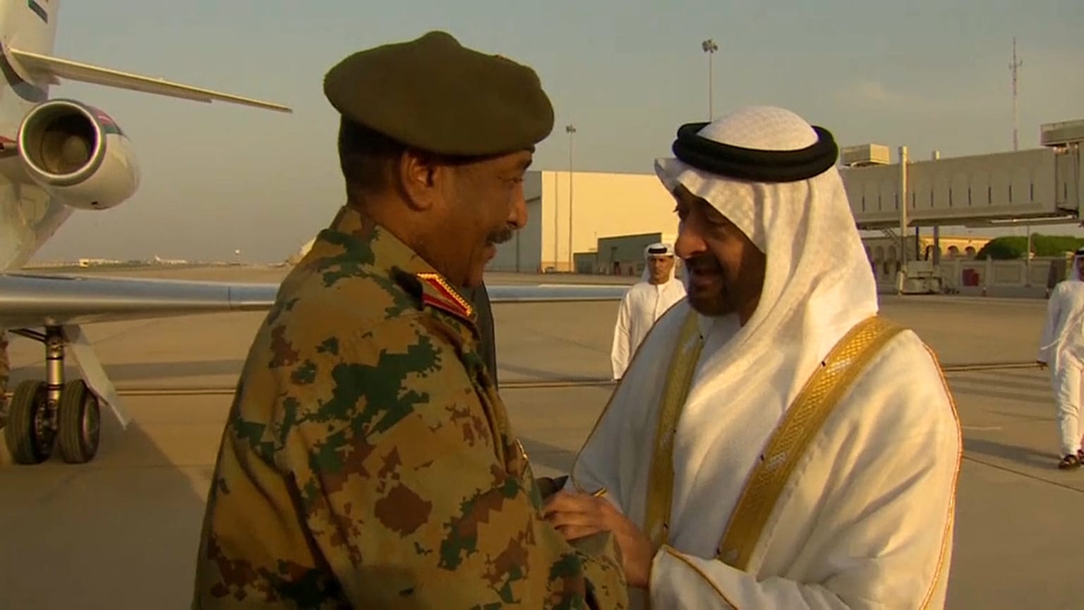 محمد بن وايد مع يستقبل رئيس المجلس العسكري الانتقالي في السودان