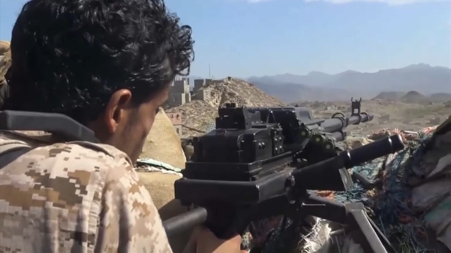 شاهد: الجماعات المتحالفة مع قوات التحالف العربي تشن هجوما على مواقع الحوثيين في تعز