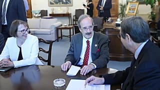 Κύπρος: Ικανοποίηση Λευκωσίας από τη στάση του Γερουσιαστή Ένγκελ