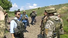 Ucraina: Zelenski al fronte, il presidente visita il Donbass