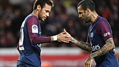 البرازيليان داني ألفيس ونيمار زميلان يلعبان في فريق باريس سان جيرمان